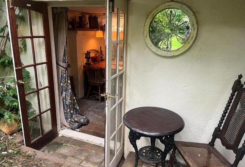 Charming Garden Flat In Vivary Park, Central Taunton