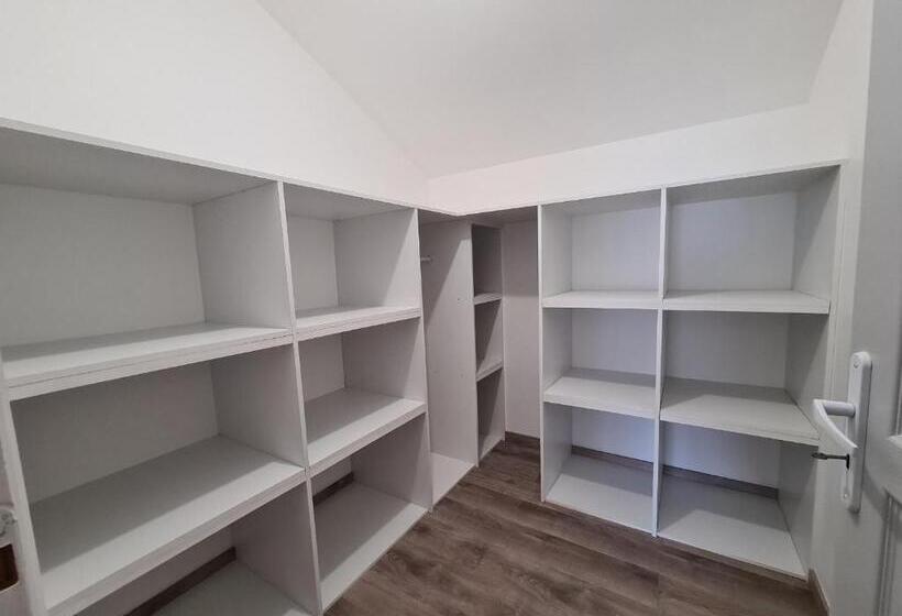 Maison Calme Avec Jardin Et Terrasse, Proche Châteauroux, 3 Chambres, 3 Salles De Bain, Parking Incl