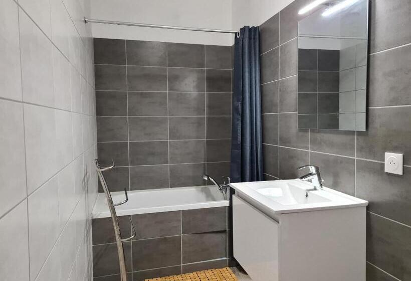 Maison Calme Avec Jardin Et Terrasse, Proche Châteauroux, 3 Chambres, 3 Salles De Bain, Parking Incl