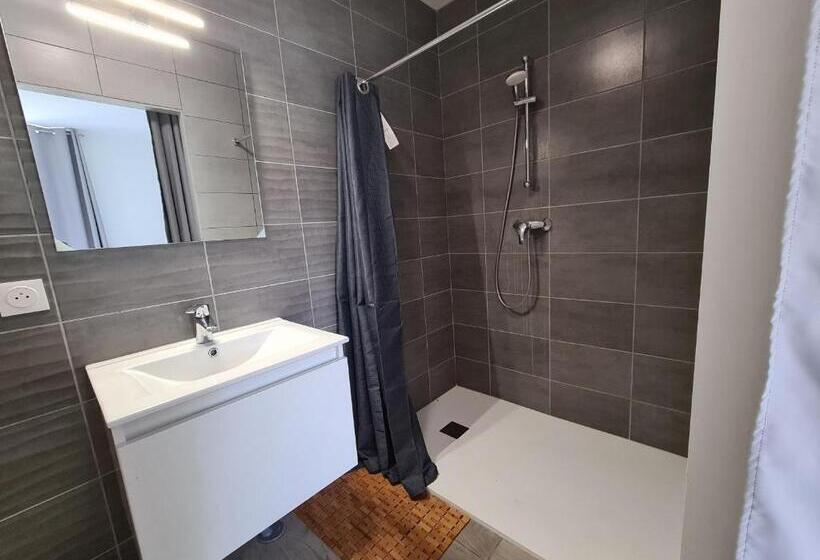 Maison Calme Avec Jardin Et Terrasse, Proche Châteauroux, 3 Chambres, 3 Salles De Bain, Parking Incl
