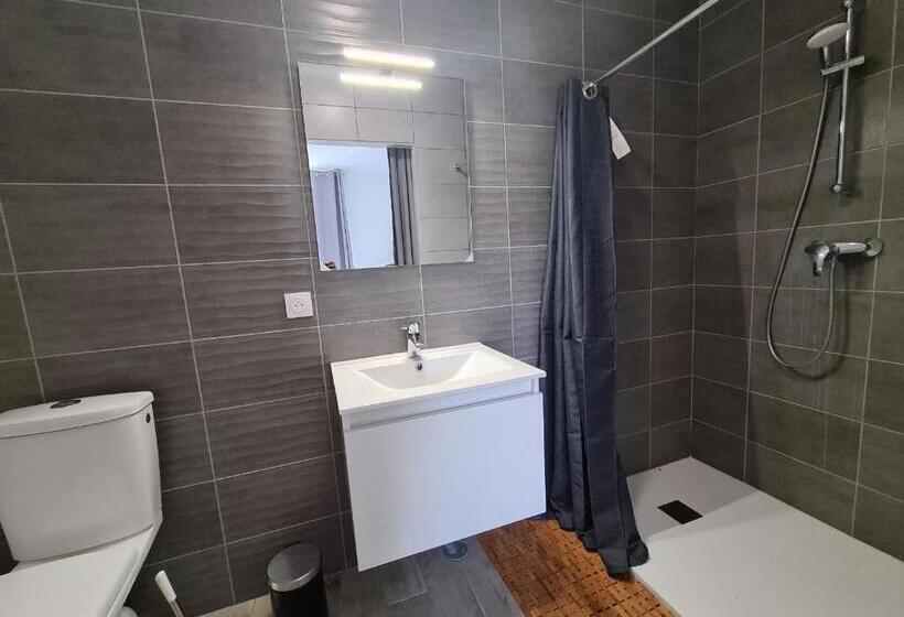 Maison Calme Avec Jardin Et Terrasse, Proche Châteauroux, 3 Chambres, 3 Salles De Bain, Parking Incl