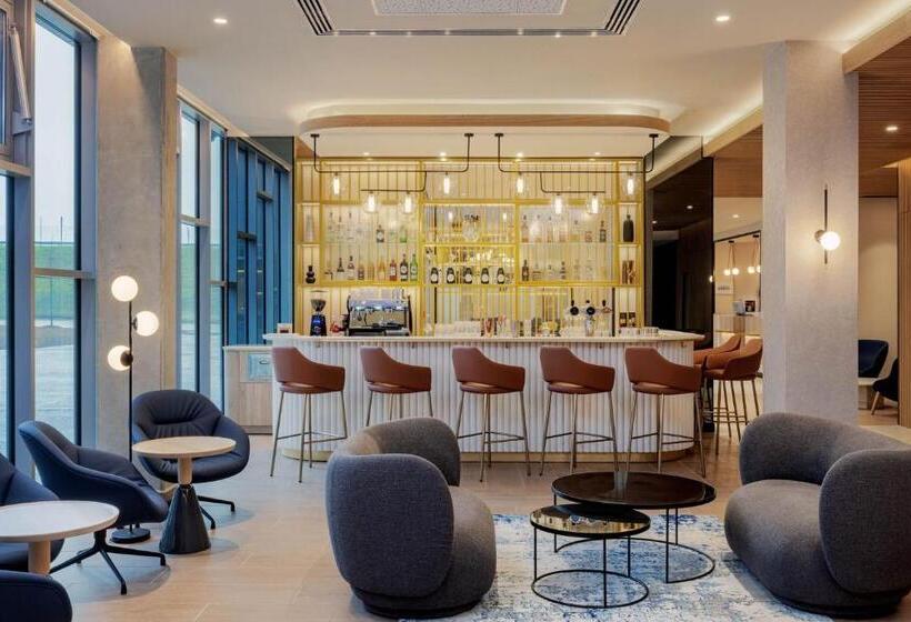 Отель Courtyard By Marriott Paris Charles De Gaulle Central Airport