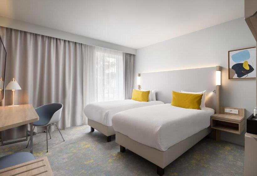 Отель Courtyard By Marriott Paris Charles De Gaulle Central Airport