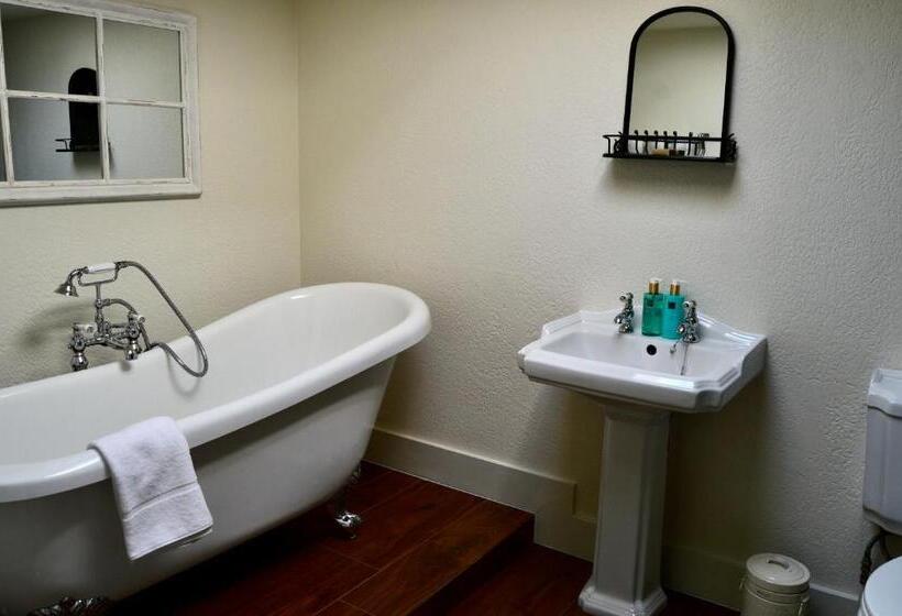 The Nest Hotel & Restaurant