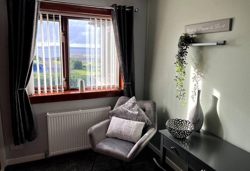 Immaculate 4 Bed House Outside Stornoway