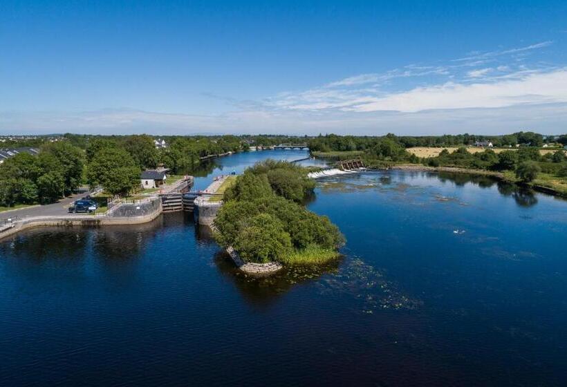 Shannonside   Stylish 5 Bed Marina Home & 40ft Mooring