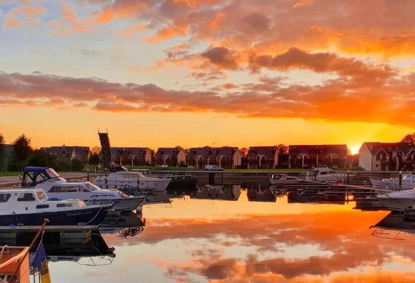 Shannonside   Stylish 5 Bed Marina Home & 40ft Mooring