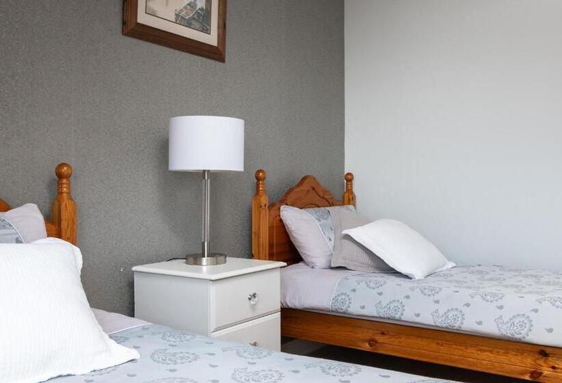 Shannonside   Stylish 5 Bed Marina Home & 40ft Mooring