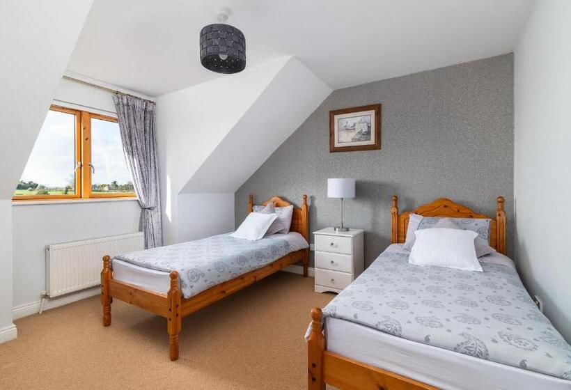 Shannonside   Stylish 5 Bed Marina Home & 40ft Mooring