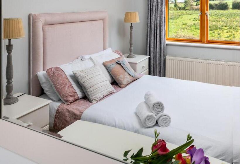 Shannonside   Stylish 5 Bed Marina Home & 40ft Mooring