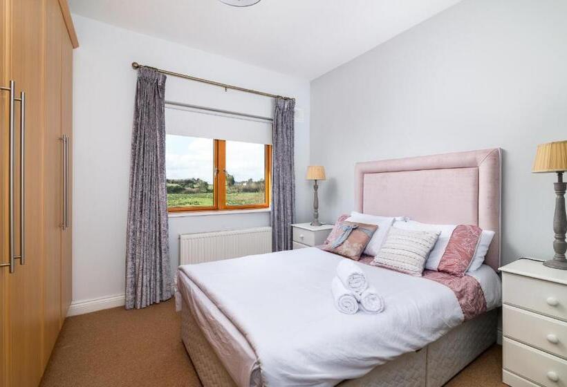 Shannonside   Stylish 5 Bed Marina Home & 40ft Mooring