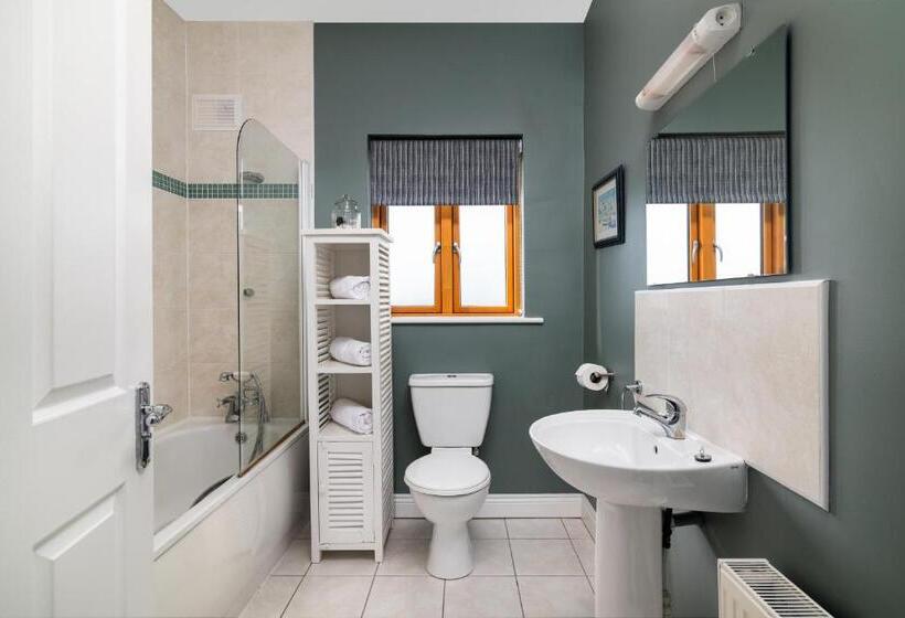 Shannonside   Stylish 5 Bed Marina Home & 40ft Mooring