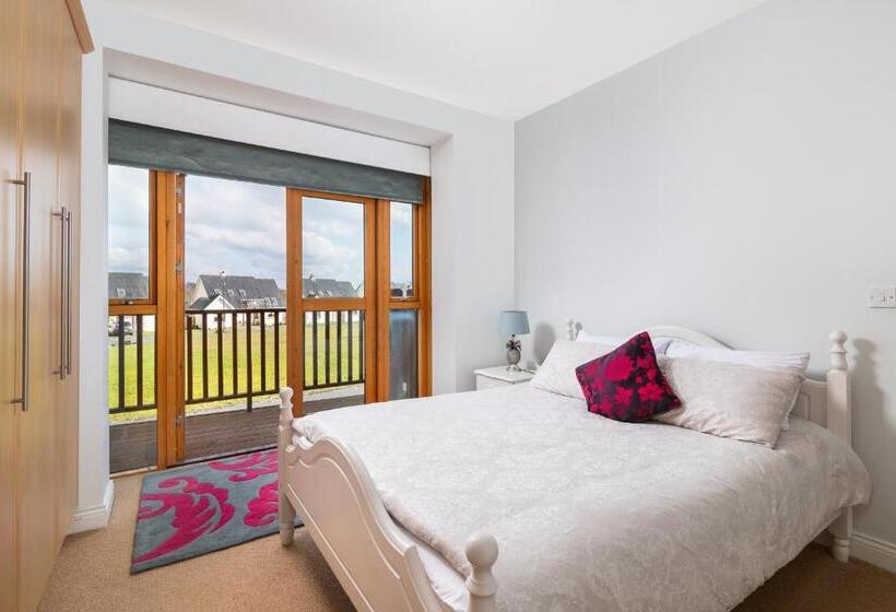 Shannonside   Stylish 5 Bed Marina Home & 40ft Mooring