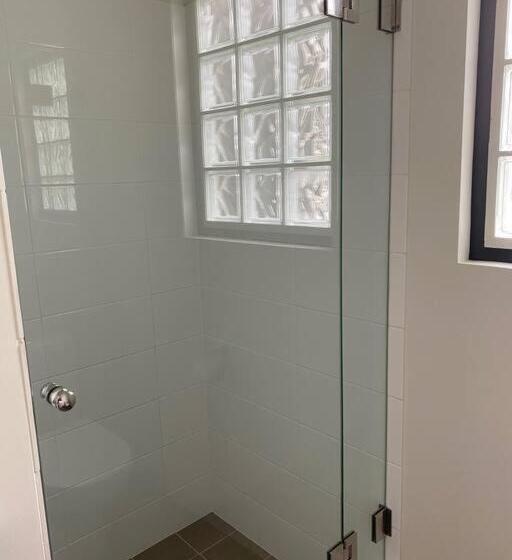 Stylish Modern Airport City Wifi Park Netflix Wine