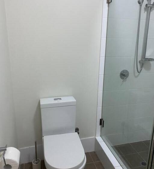 Stylish Modern Airport City Wifi Park Netflix Wine