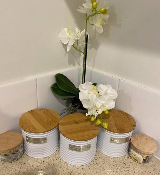 Stylish Modern Airport City Wifi Park Netflix Wine