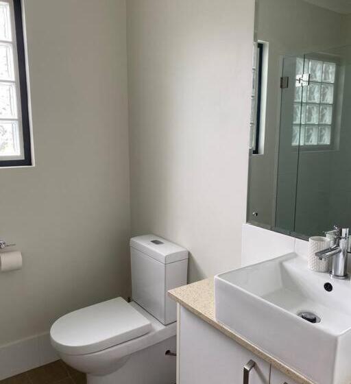 Stylish Modern Airport City Wifi Park Netflix Wine