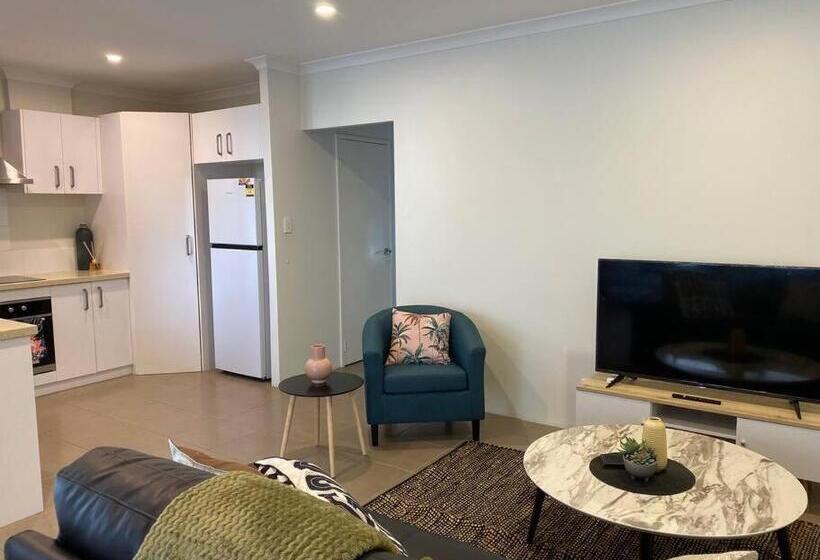 Stylish Modern Airport City Wifi Park Netflix Wine