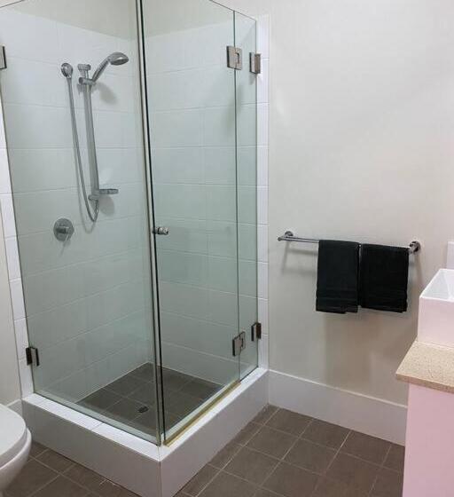 Stylish Modern Airport City Wifi Park Netflix Wine