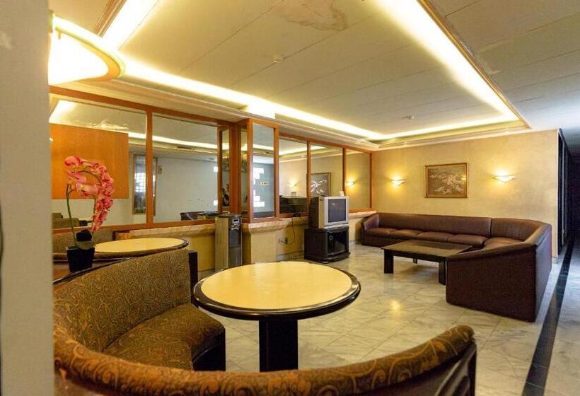 Urbanview Hotel P Residence Asemka