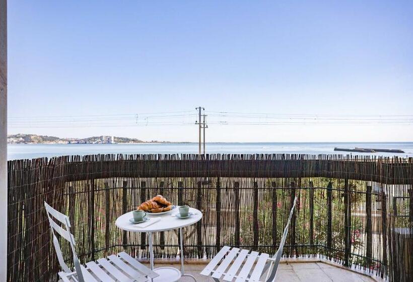 Charming Tm Flat By The Ocean With A View