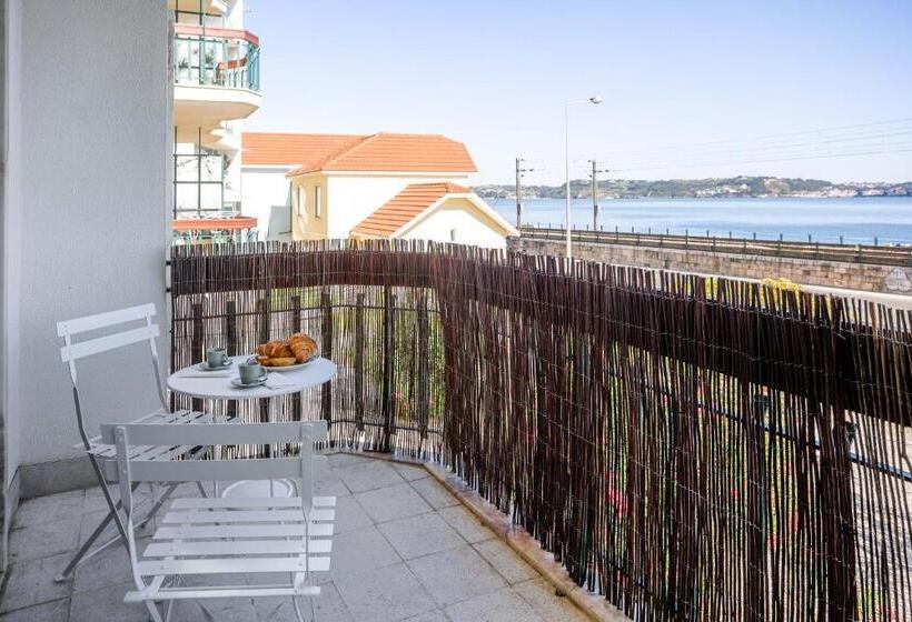 Charming Tm Flat By The Ocean With A View