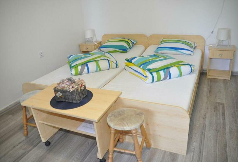فندق على الطريق Fűz Apartman