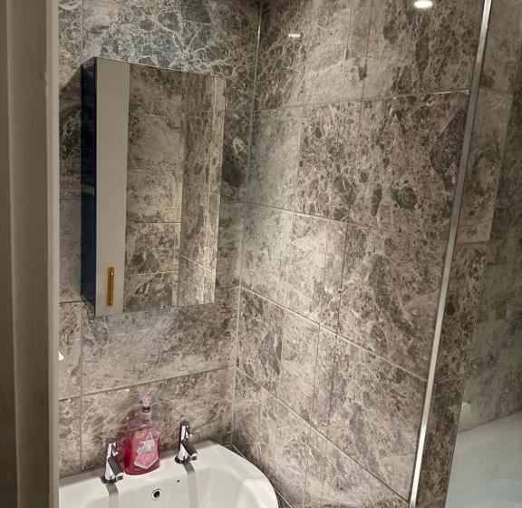 Central Brighton   1 Bedroom Apartment, Sleeps 4