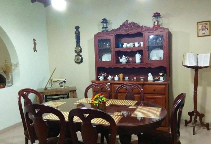 Pensión Casa Luna  Estratégica Ubicación