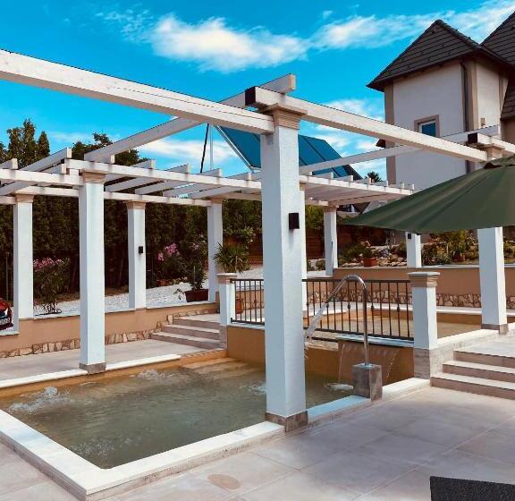 Platán Apartmanház