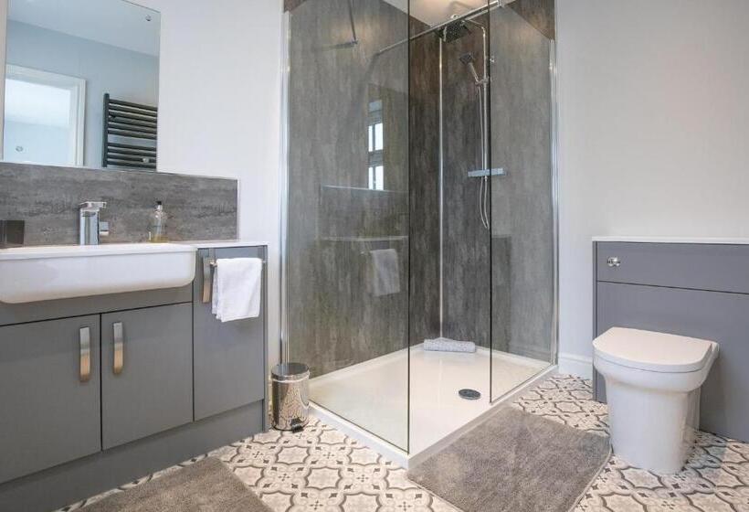 The Orchard   Spacious 5 Bed