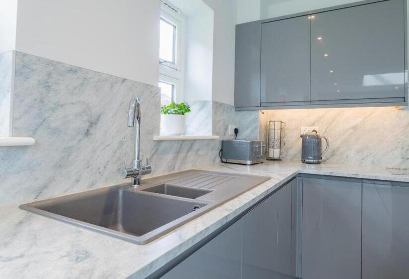 The Orchard   Spacious 5 Bed