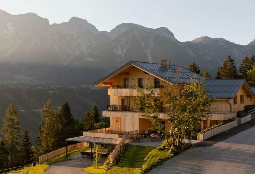 Holzhackerin   The Charming Haus Am Berg