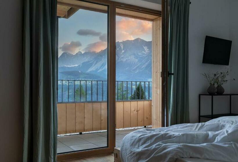 Holzhackerin   The Charming Haus Am Berg