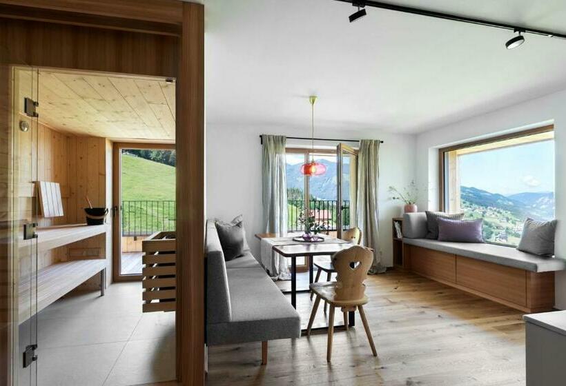 Holzhackerin   The Charming Haus Am Berg