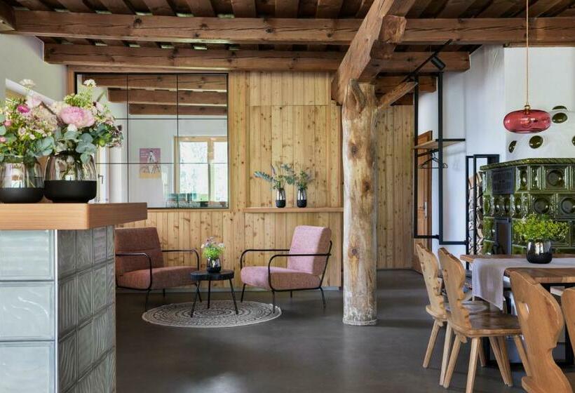 Holzhackerin   The Charming Haus Am Berg