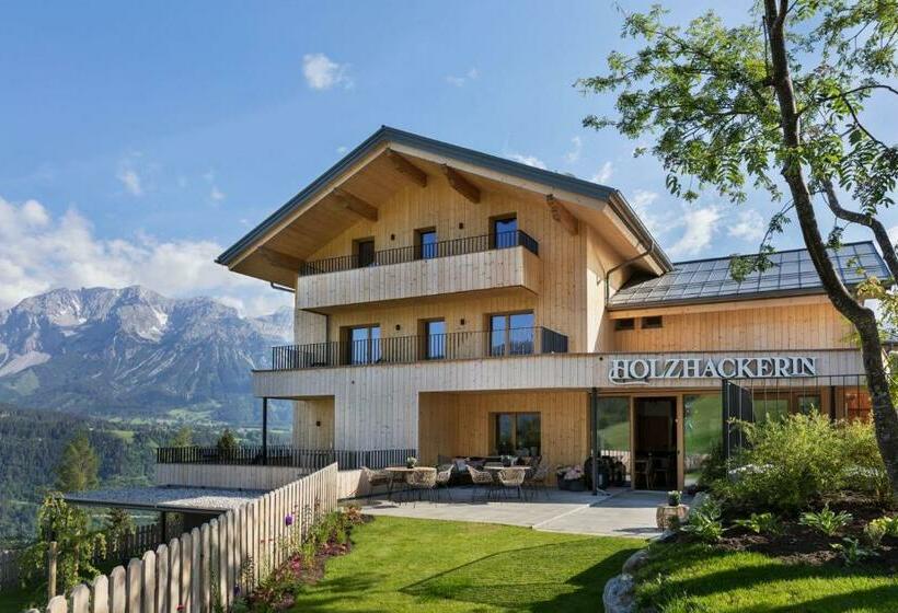 Holzhackerin   The Charming Haus Am Berg