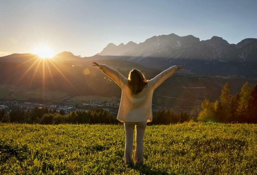 Holzhackerin   The Charming Haus Am Berg