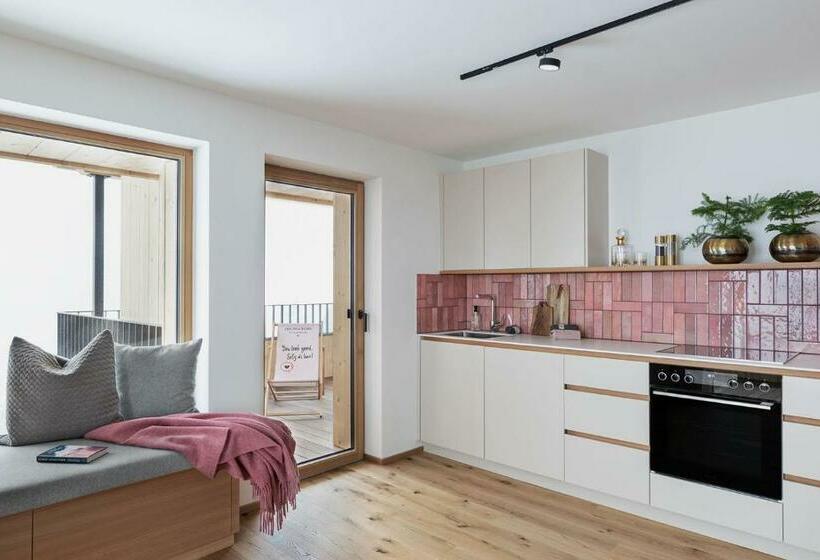 Holzhackerin   The Charming Haus Am Berg