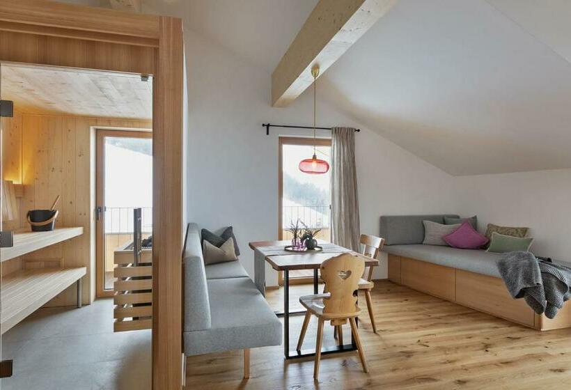 Holzhackerin   The Charming Haus Am Berg