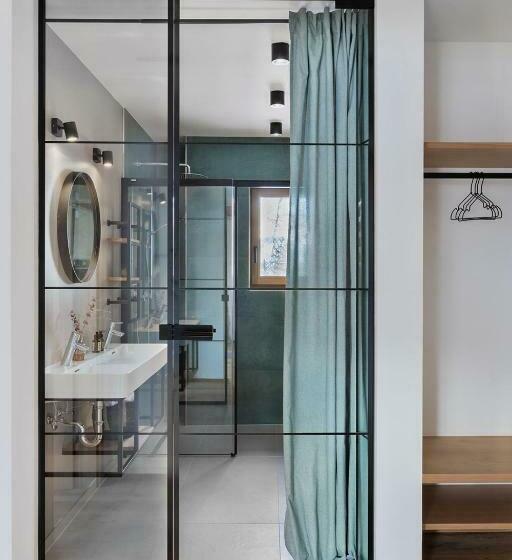 Holzhackerin   The Charming Haus Am Berg