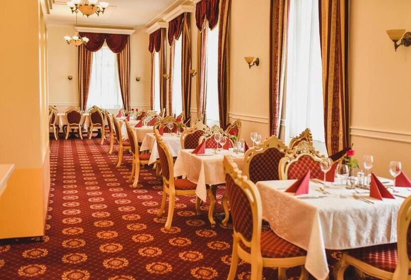 Отель Zámek Kamenný Dvůr