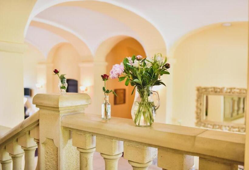 فندق Zámek Kamenný Dvůr