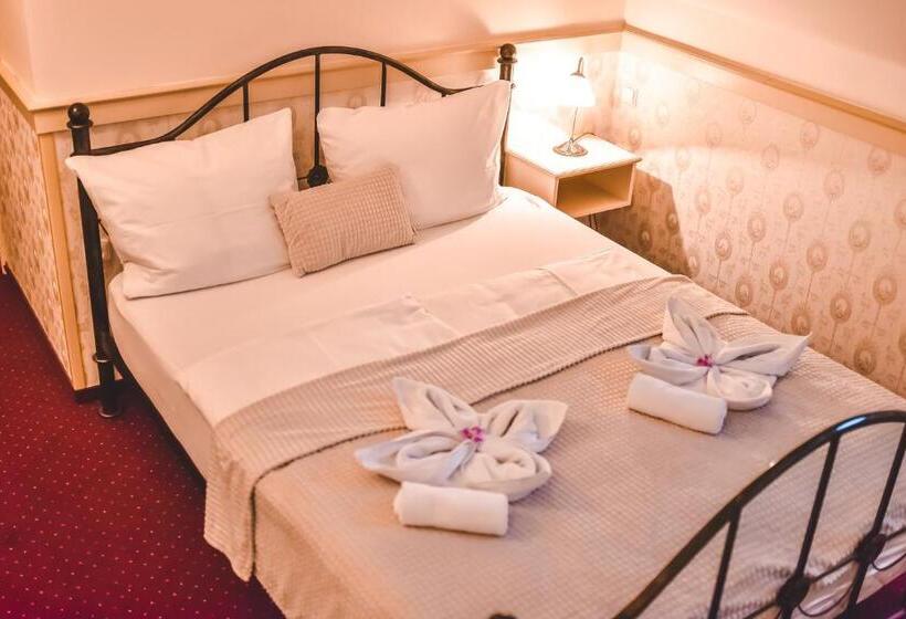 Отель Zámek Kamenný Dvůr