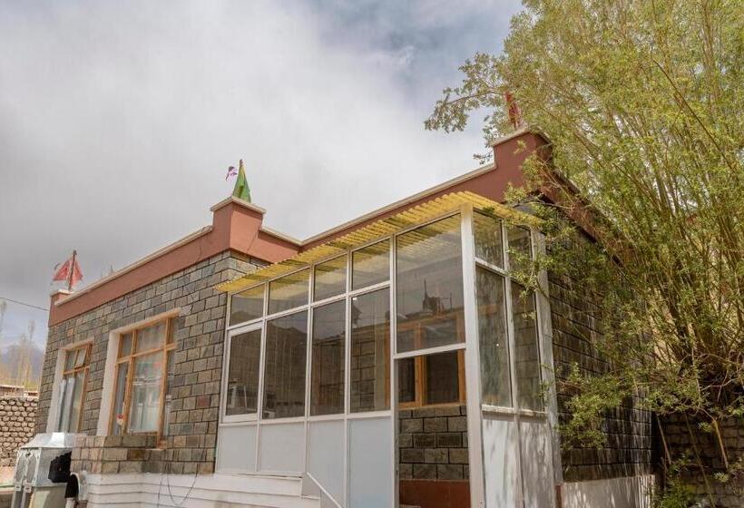 Primrose Cottage, 1 Bhk Villa W Garden By Roamhome