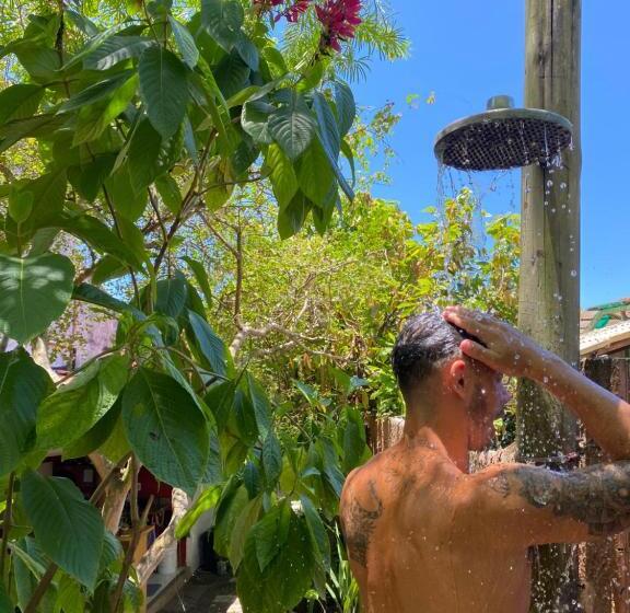 Tropicália Hostel E Pousada