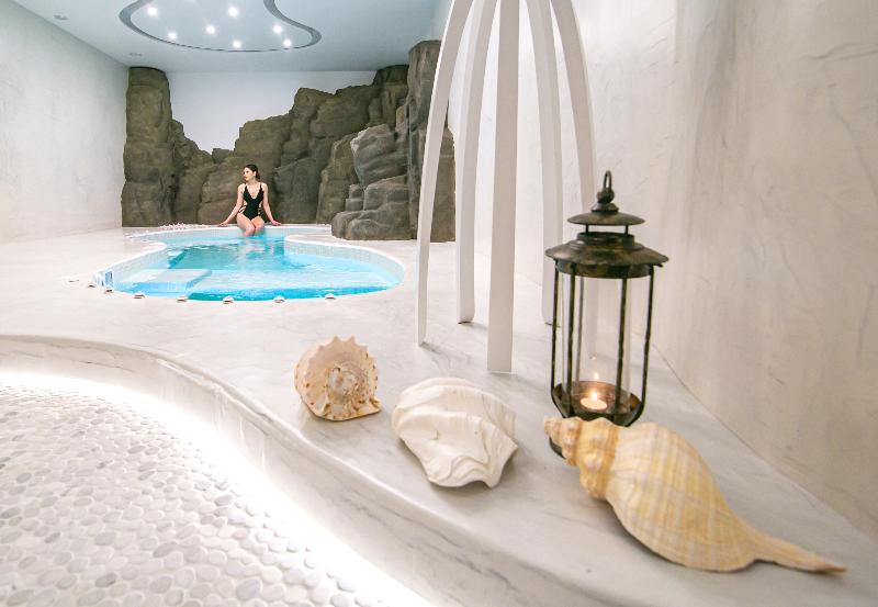 Отель Acroterra Rosa Luxury Suites & Spa