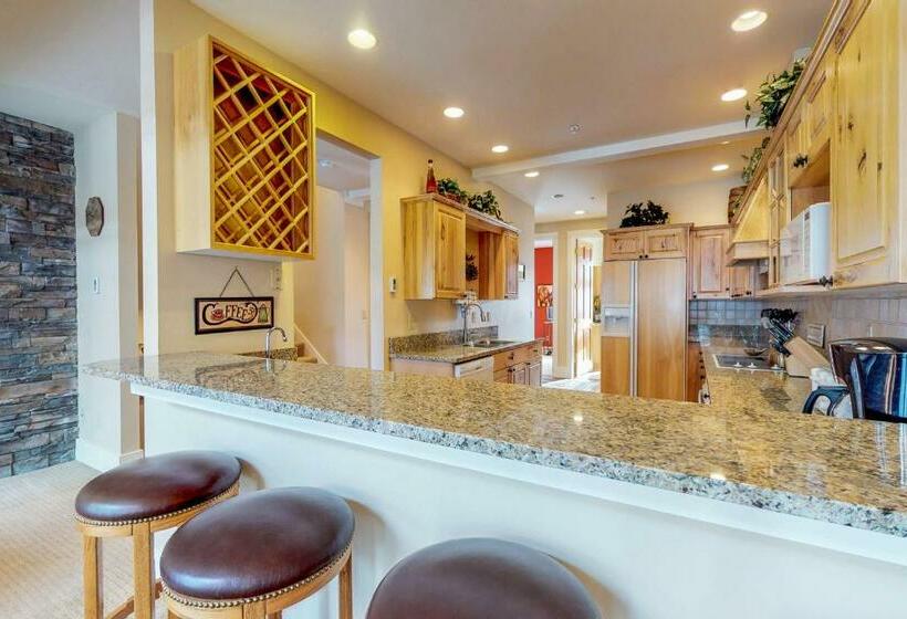 هتل Crail Creek 607