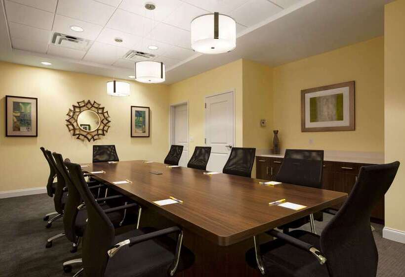 בית מלון כפרי Days Inn & Suites By Wyndham Altoona