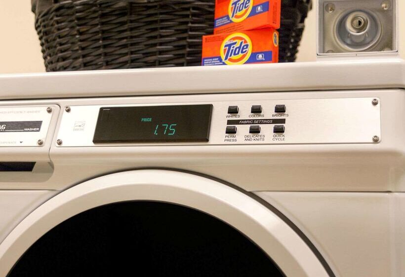 בית מלון כפרי Days Inn & Suites By Wyndham Altoona